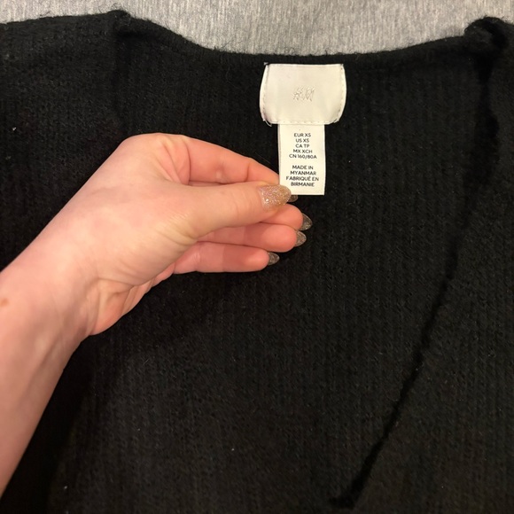 H&M Black V Neck Cropped Sweater - Picture 2 of 2